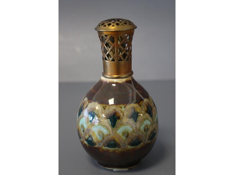 UNE LAMPE BERGER formée d'un vase boule en...