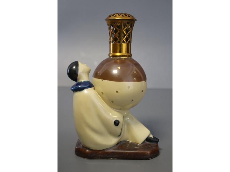 UNE LAMPE BERGER formée d'un vase en porcelaine...