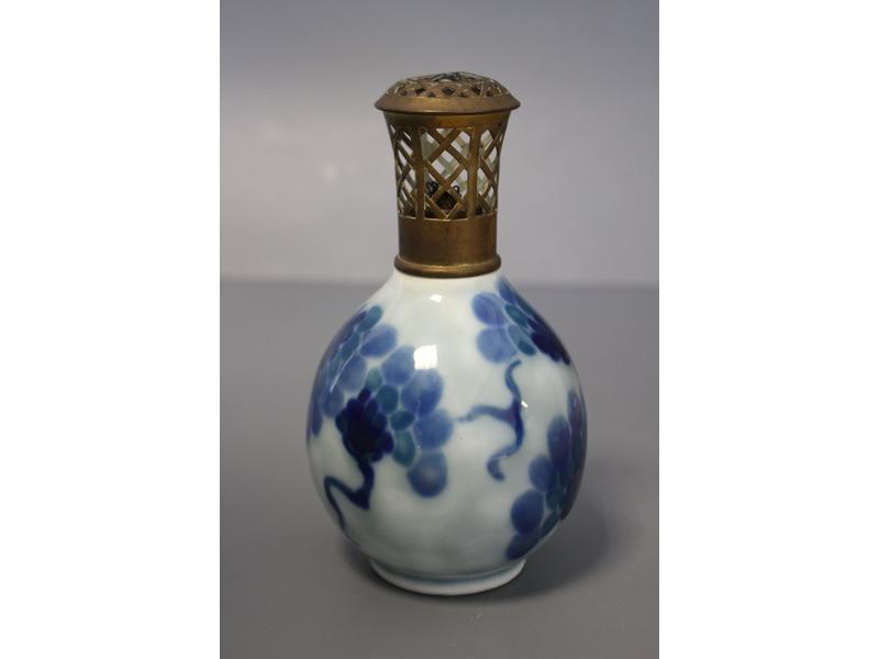 UNE LAMPE BERGER formée d'un vase boule en...