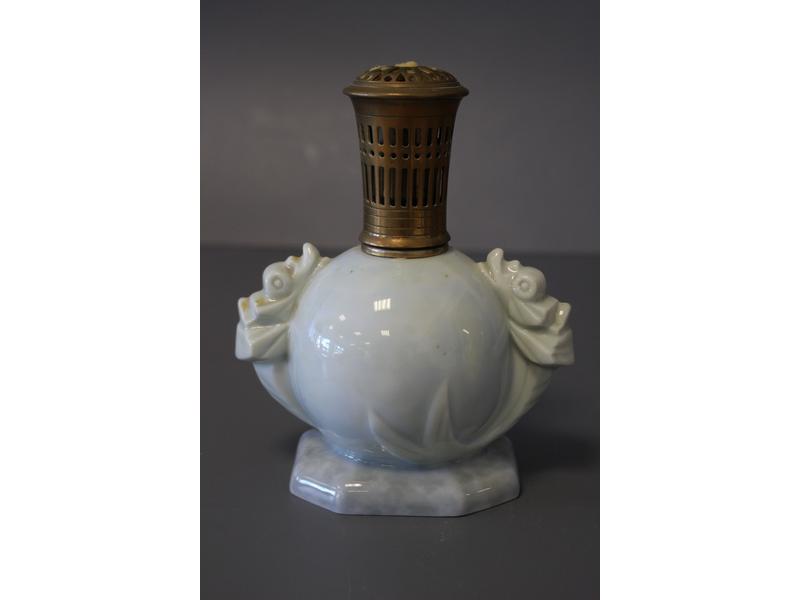 UNE LAMPE BERGER formée d'un vase boule sur...
