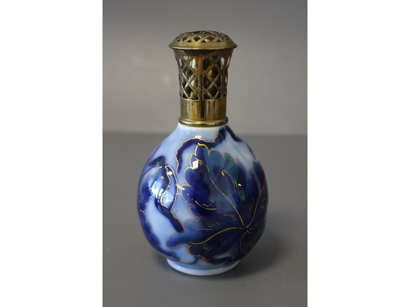 UNE LAMPE BERGER formée d'un vase boule en...