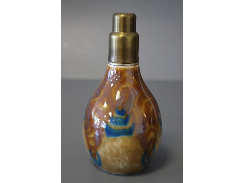 UNE LAMPE BERGER formée d'un vase balustre...