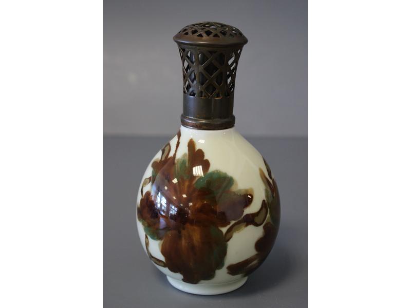 UNE LAMPE BERGER formée d'un vase boule en...