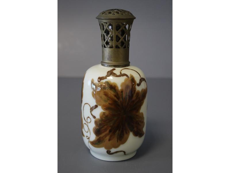 UNE LAMPE BERGER formée d'un  vase cylindrique...