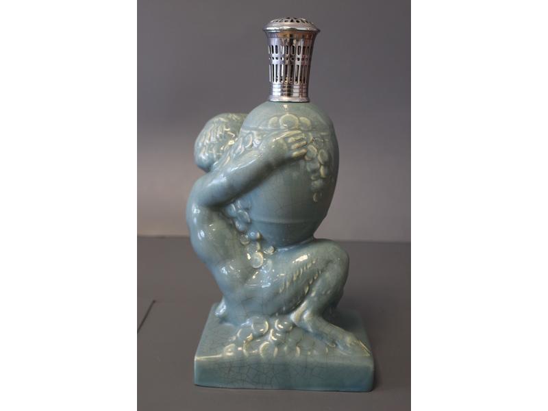 UNE LAMPE BERGER formée d'un grand vase figurant...