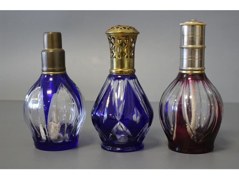 TROIS LAMPES BERGER formées de vases balustres...
