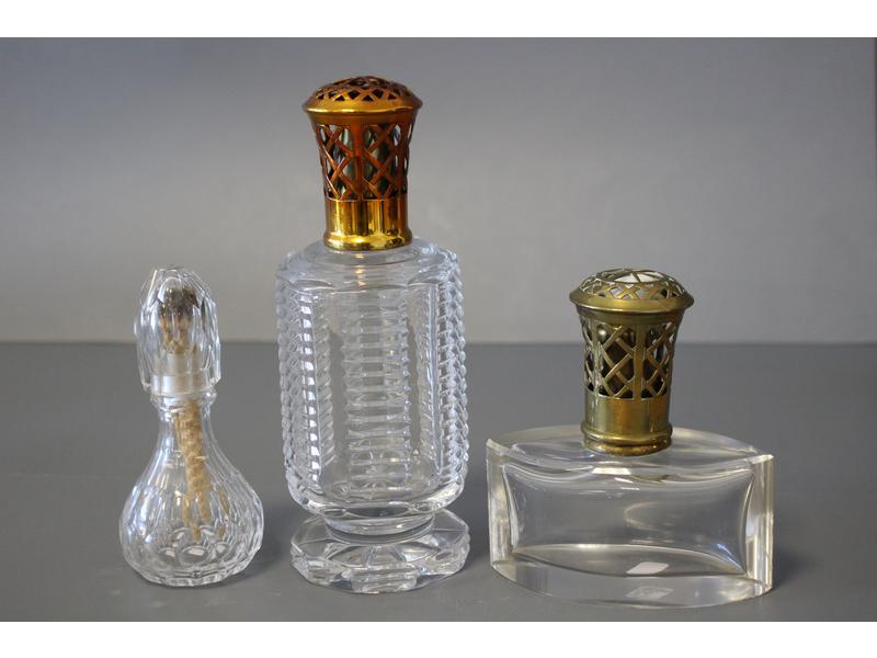 TROIS LAMPES BERGER en cristal taillé, une...