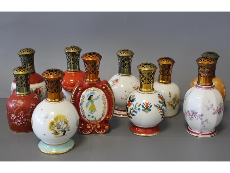 DIX LAMPES BERGER formées de vases en porcelaine...