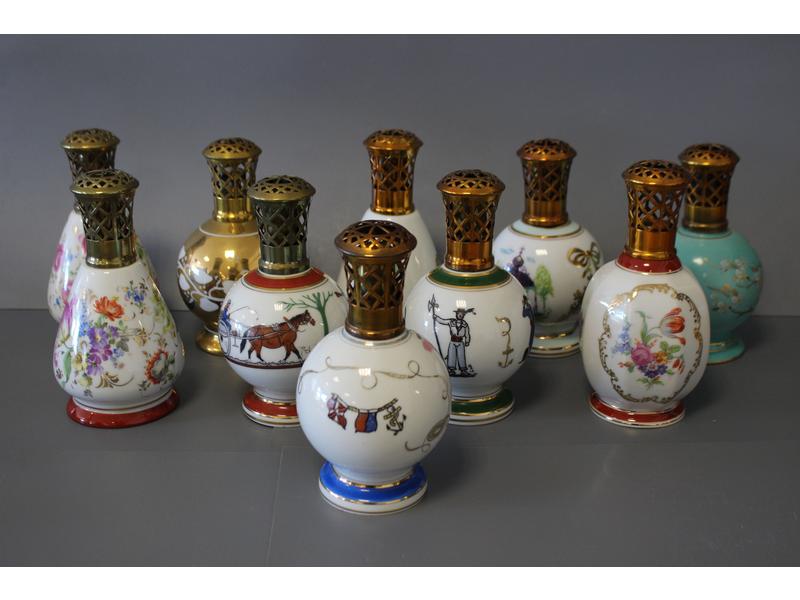 DIX LAMPES BERGER formées de vases en porcelaine...