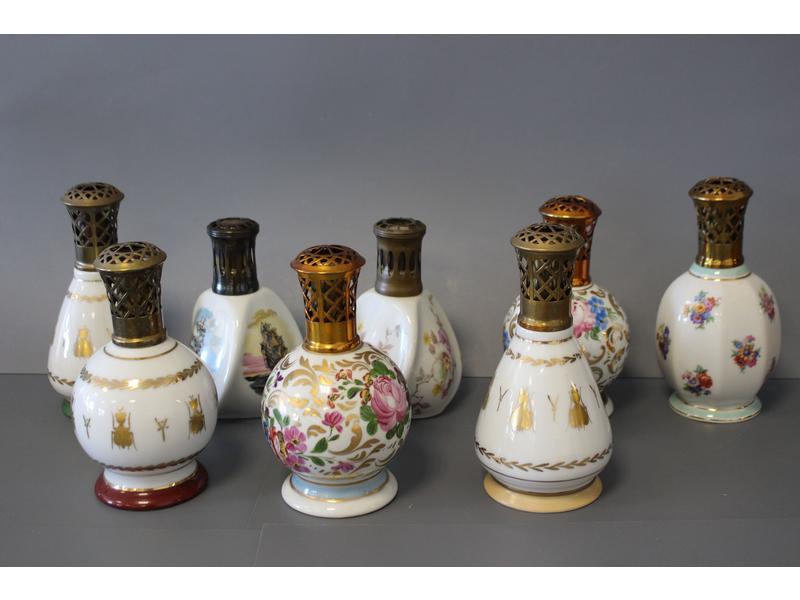 HUIT LAMPES BERGER à vase en porcelaine émaillée...