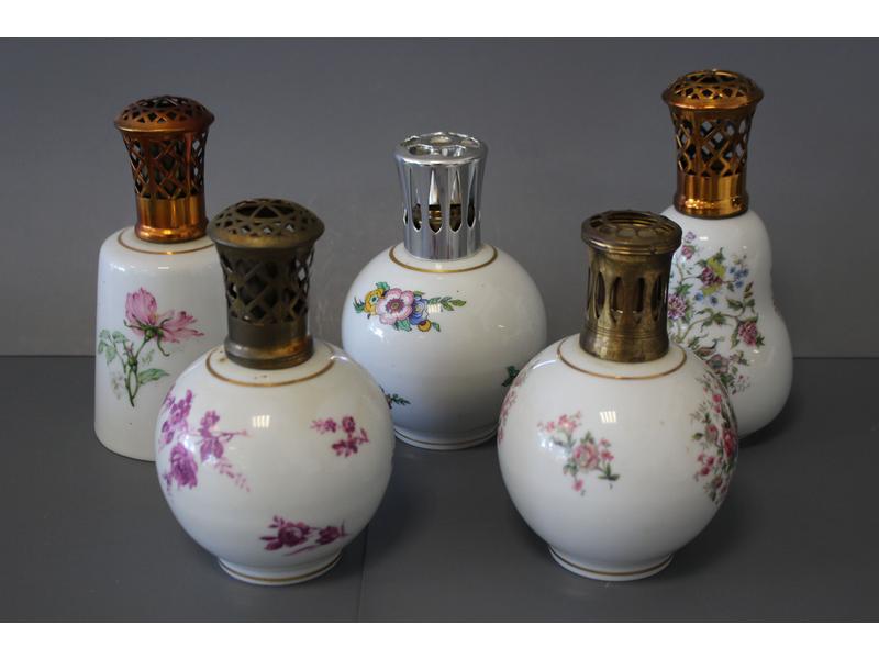 CINQ LAMPES BERGER en porcelaine marquées...