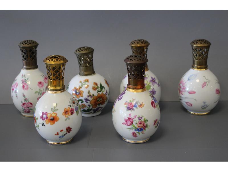 SIX LAMPES BERGER en porcelaine émaillée...
