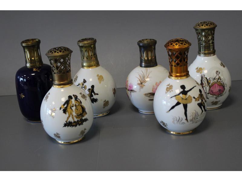 SIX LAMPES BERGER en porcelaine, trois à...