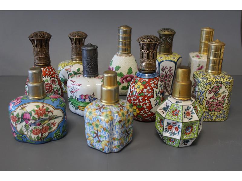 ONZE LAMPES BERGER à vases en porcelaine...