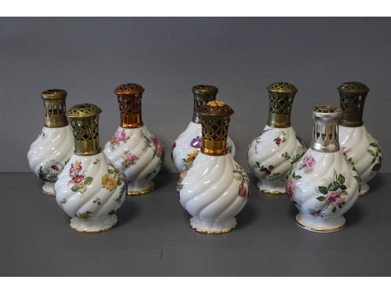 HUIT LAMPES BERGER à vases en porcelaine...
