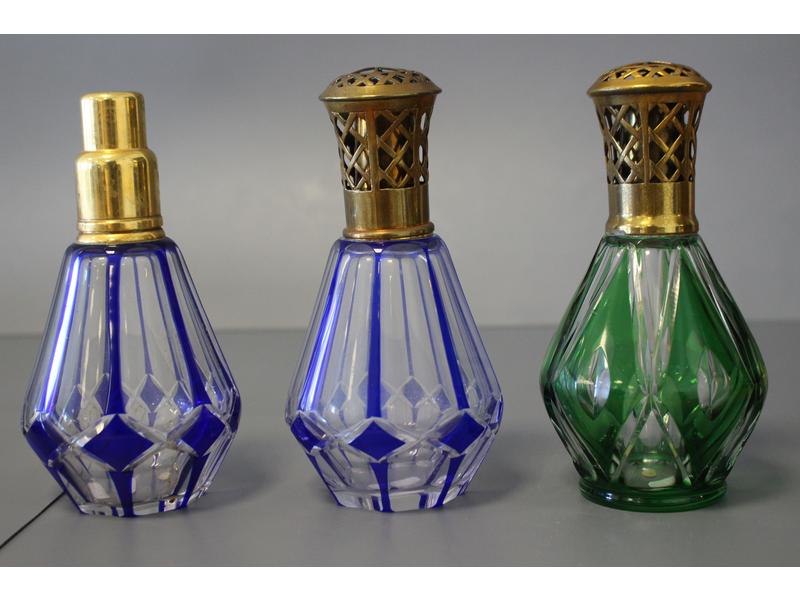 TROIS LAMPES BERGER formées de vases balustre...