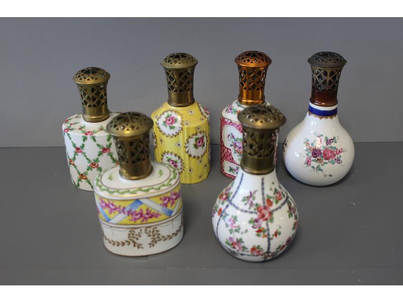 SIX LAMPES BERGER en porcelaine, deux de...