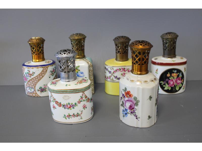 SIX LAMPES BERGER en porcelaine, quatre de...