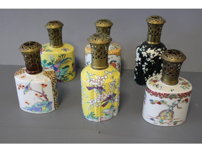 SIX LAMPES BERGER en porcelaine, quatre de...