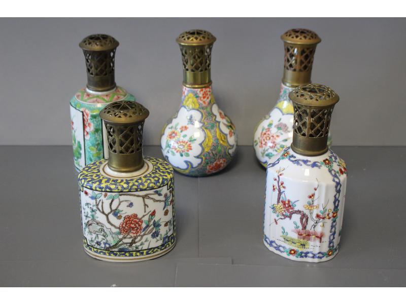CINQ LAMPES BERGER en porcelaine, deux de...