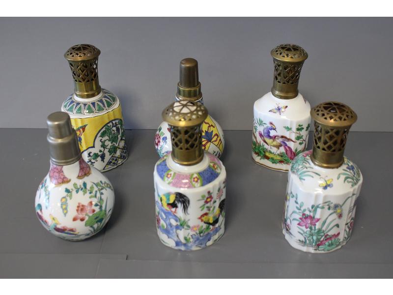 SIX LAMPES BERGER en porcelaine, deux de...