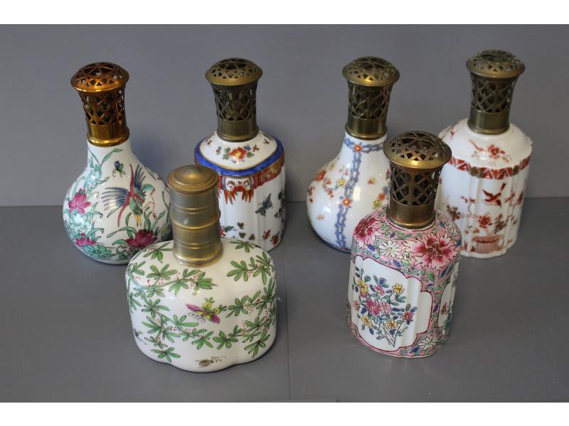 SIX LAMPES BERGER en porcelaine, deux de...