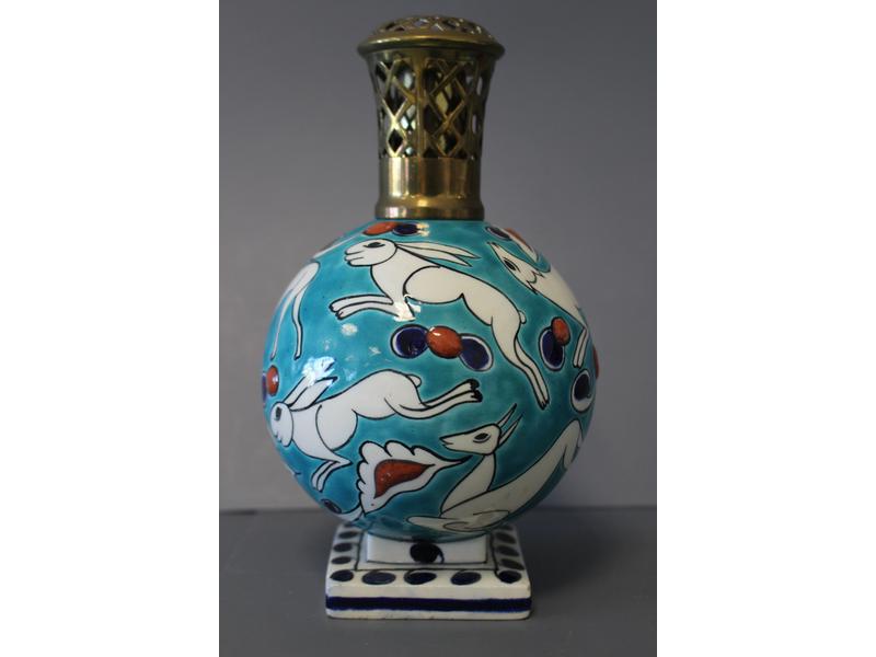 LAMPE BERGER de forme boule en faïence émaillée...