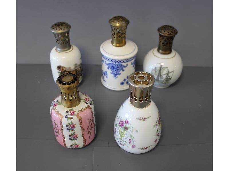 CINQ LAMPES BERGER en porcelaine de formes...