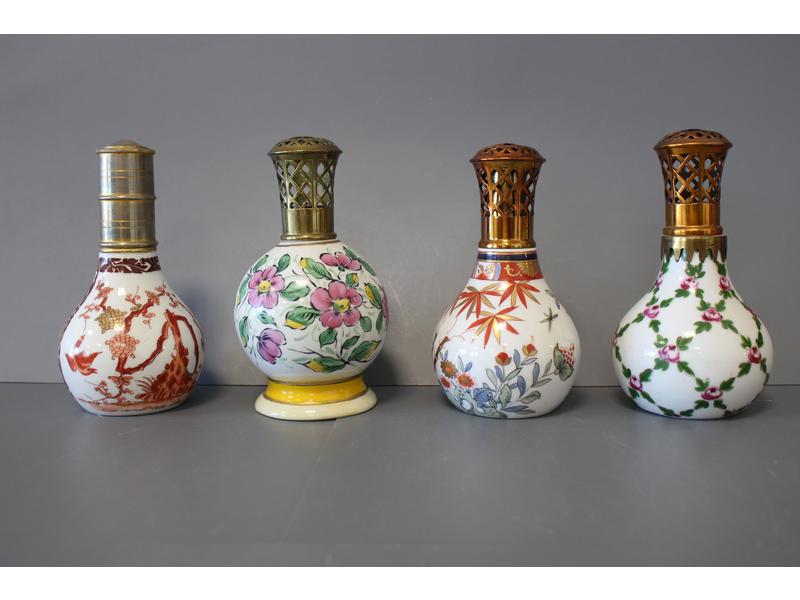 QUATRE LAMPES BERGER de forme boule et balustre...