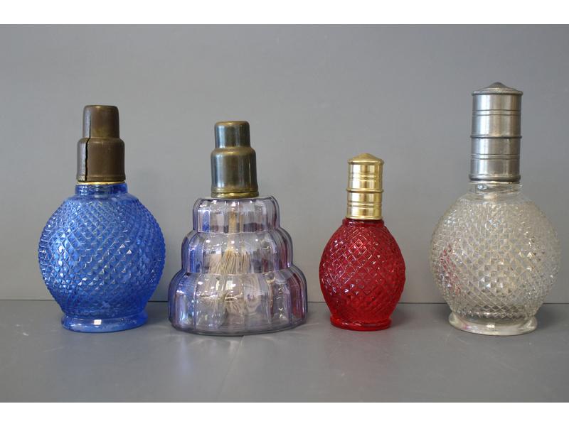 TROIS LAMPES BERGER en verre, deux de forme...