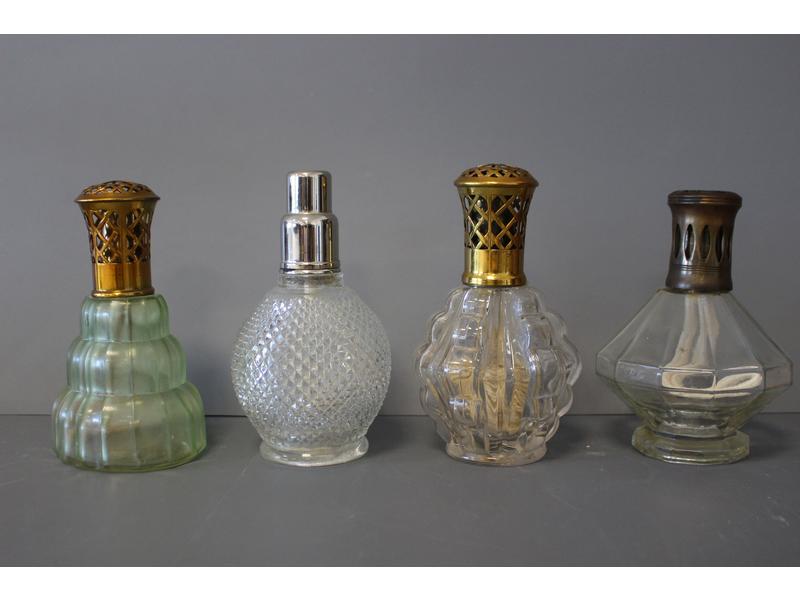 QUATRE LAMPES BERGER en verre de formes et...