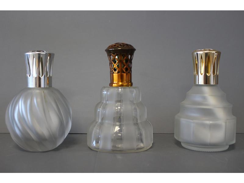TROIS LAMPES BERGER en verre opaque de formes...