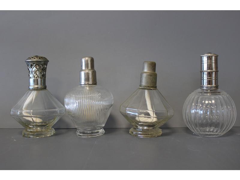 QUATRE LAMPES BERGER en verre, deux de forme...