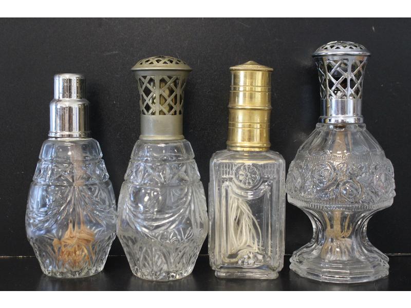 QUATRE LAMPES BERGER en verre moulé pressé,...