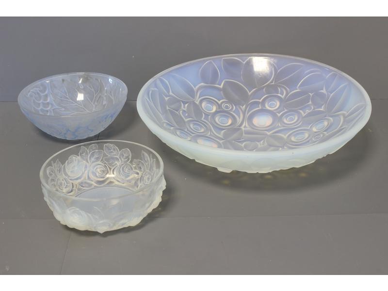 TROIS COUPES en verre opalescent moulé pressé,...