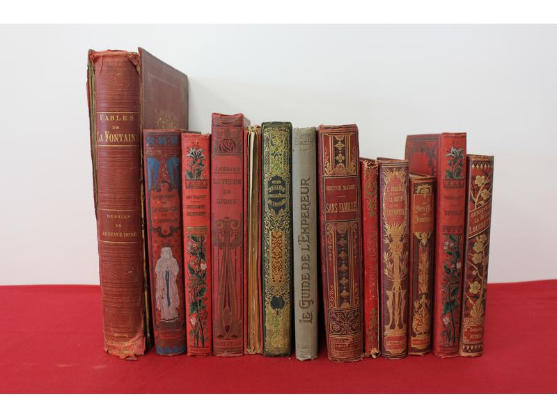 LOT DE 14 CARTONNAGES ILLUSTRES comprenant...