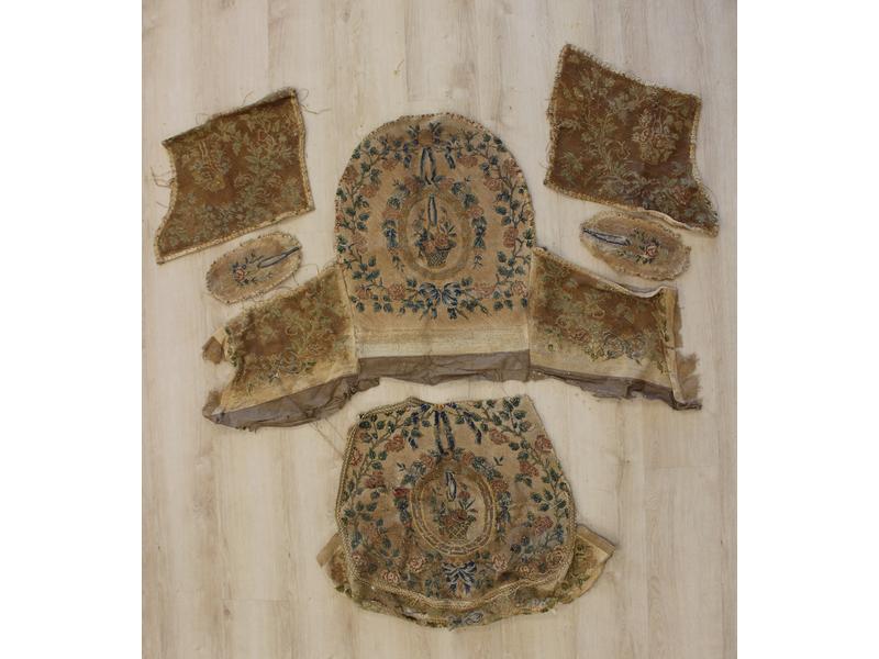 GARNITURE DE FAUTEUIL en tapisserie aux points...