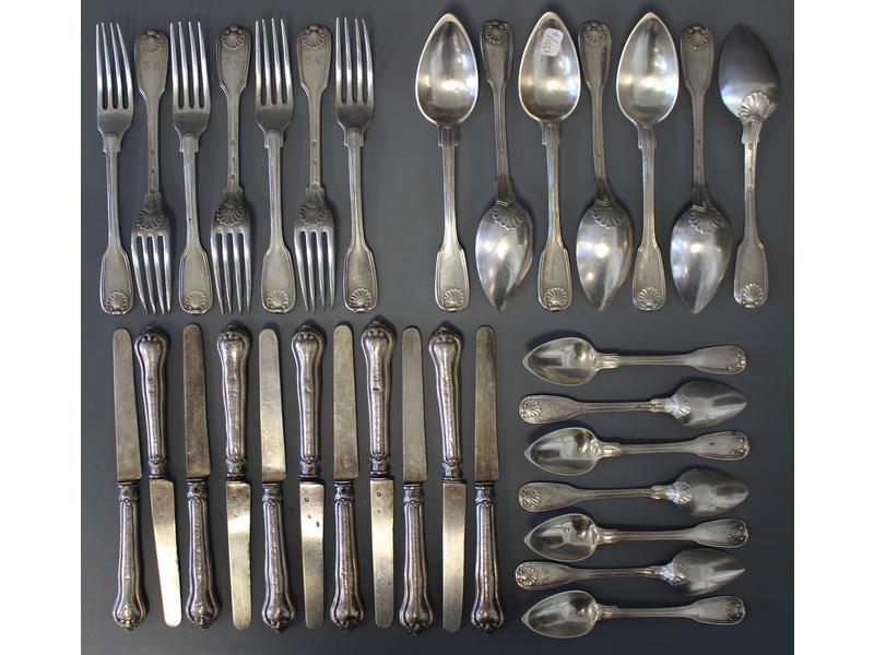 PARTIE DE MENAGERE en argent, modèle à coquille...