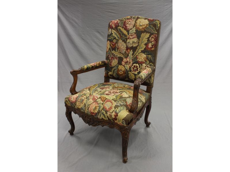 FAUTEUIL à haut dossier plat et chapeau de...