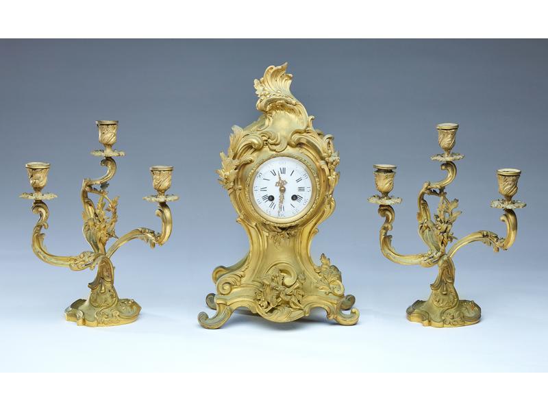 GARNITURE DE CHEMINEE en bronze dorée à décor...