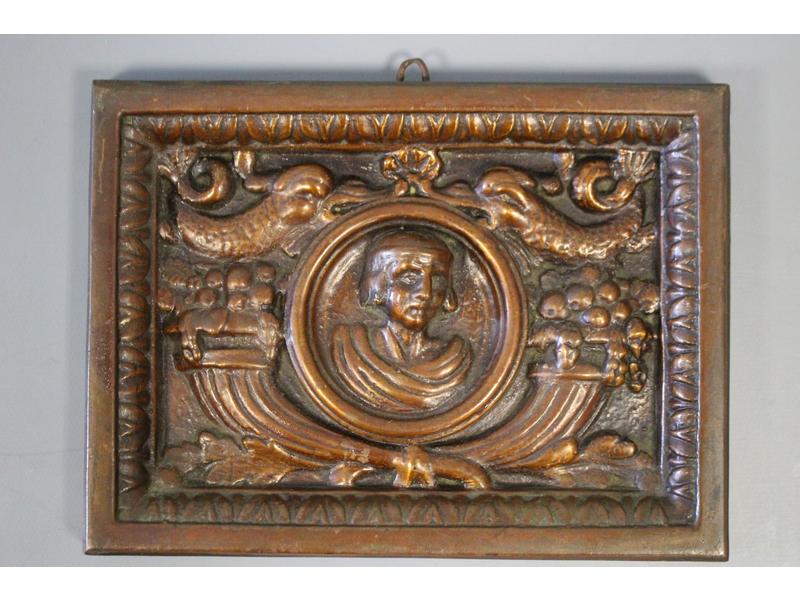 PLAQUE rectangulaire en bronze et bois sculpté...