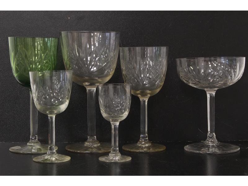 SERVICE DE VERRES à pied en cristal taillé...