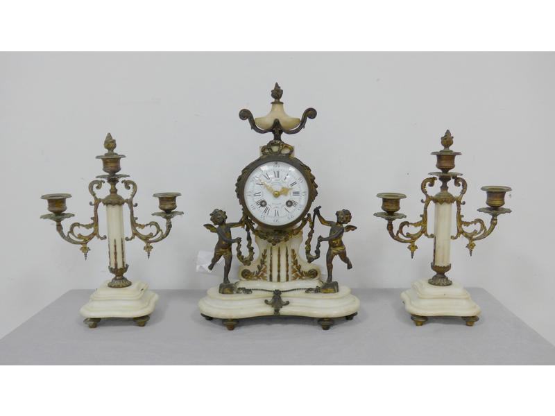 GARNITURE DE CHEMINEE en marbre blanc et...