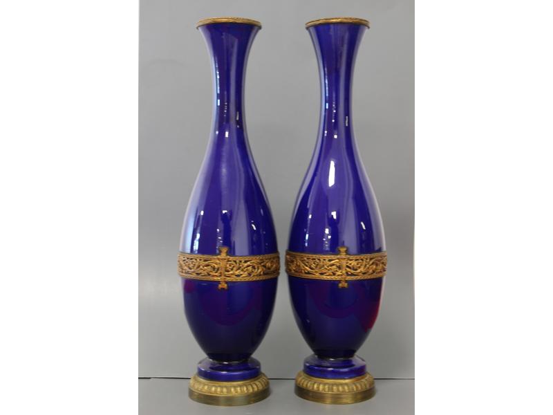 PAIRE DE GRANDS VASES balustres en céramique...