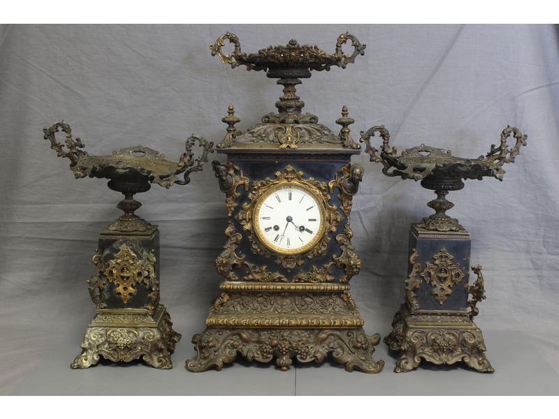 GARNITURE DE CHEMINEE en placage de marbre...