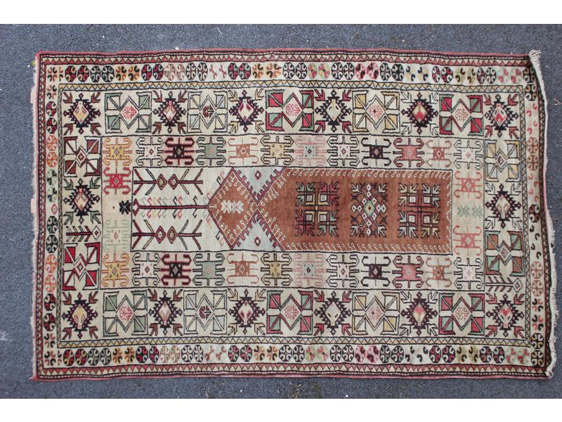 TAPIS en laine à décor crème et de losanges...