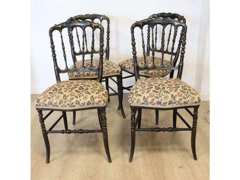 QUATRE CHAISES dite "Charivari" en bois noircies,...