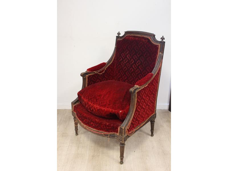 BERGERE en hêtre teintée moulurée et sculptée,...