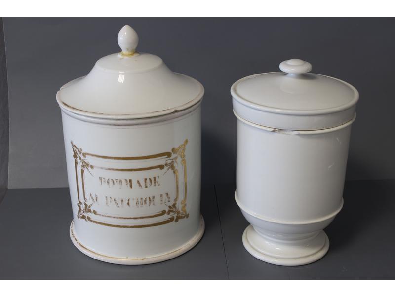 DEUX GRANDS POTS A PHARMACIE couverts en...