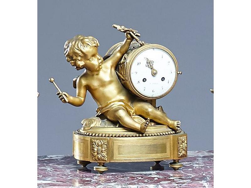 PENDULE en bronze figurant un angelot jouant...